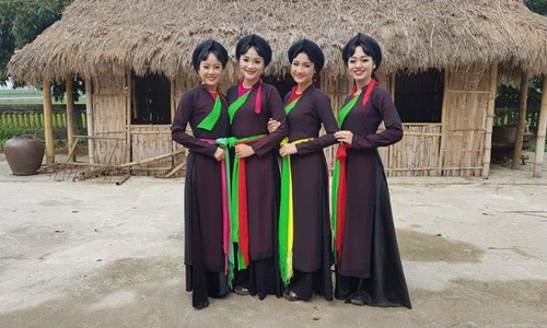 Dàn thiếu nữ Bắc Ninh mặc áo tứ thân tới tấp nhận được lời khen