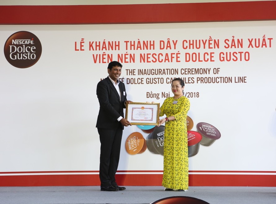 Bà Vy Vũ Hồng Thảo, Trưởng ban Ban Thi đua - Khen thưởng tỉnh Đồng Nai, tặng bằng khen cho ông Ganesan Ampalavanar,Tổng giám đốc Nestle VN