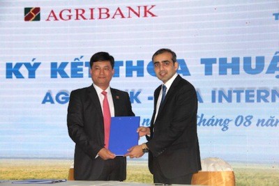 Ông Phạm Toàn Vượng - Phó Tổng Giám đốc Agribank và ông Jitendra Manghnani - Tổng Giám đốc TATA International Việt Nam trao Thỏa thuận hợp tác
