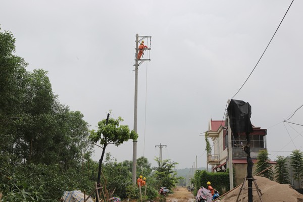 Công nhân Công ty Điện lực Phú Thọ sửa chữa lưới điện, khắc phục hậu quả của bão số 3