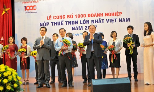 Đại diện MobiFone - Ông Nguyễn Đình Chiến, thành viên HĐTV - nhận kỷ niệm chương doanh nghiệp nộp thuế TNDN lớn nhất Việt Nam 2017