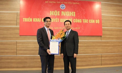 Quyền Bộ trưởng Bộ TT&TT Nguyễn Mạnh Hùng trao quyết định và chúc mừng ông Lê Văn Tuấn. Ảnh Infonet.vn