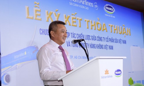 Ông Dương Trí Thành – Thành viên HĐQT, Tổng giám đốc Vietnam Airlines phát biểu tại buổi lễ ký kết (Ảnh: Lý Võ Phú Hưng)