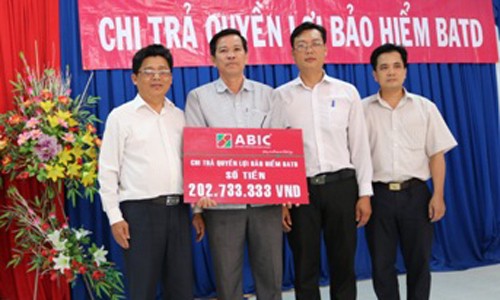 Đại diện Agribank huyện Giồng Trôm, lãnh đạo ABIC-TP.HCM trao số tiền bảo hiểm cho thân nhân gia đình ông Phạm Văn Sống 