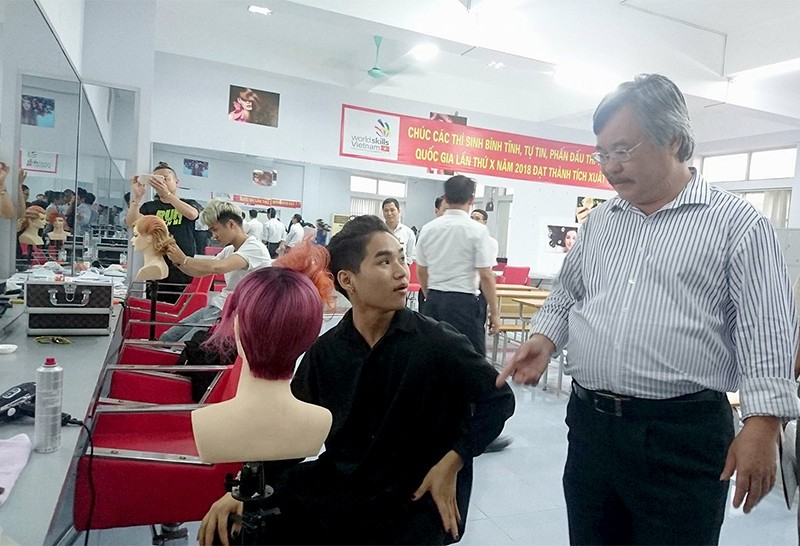 Tổng Cục trưởng Giáo dục nghề nghiệp Nguyễn Hồng Minh kiểm tra công tác huấn luyện thí sinh dự thi nghề tạo mẫu tóc tại CĐ Nghề Công nghệ cao Hà Nội.