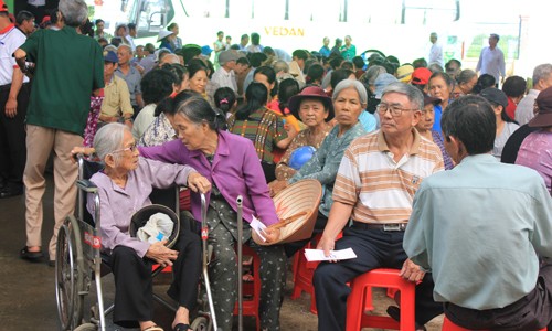 Bệnh nhân tỉnh Đồng Nai chờ để được khám bệnh miễn phí