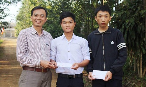  Nguyễn Đình Sáng (áo trắng) nhận khen thưởng (Ảnh: NVCC)