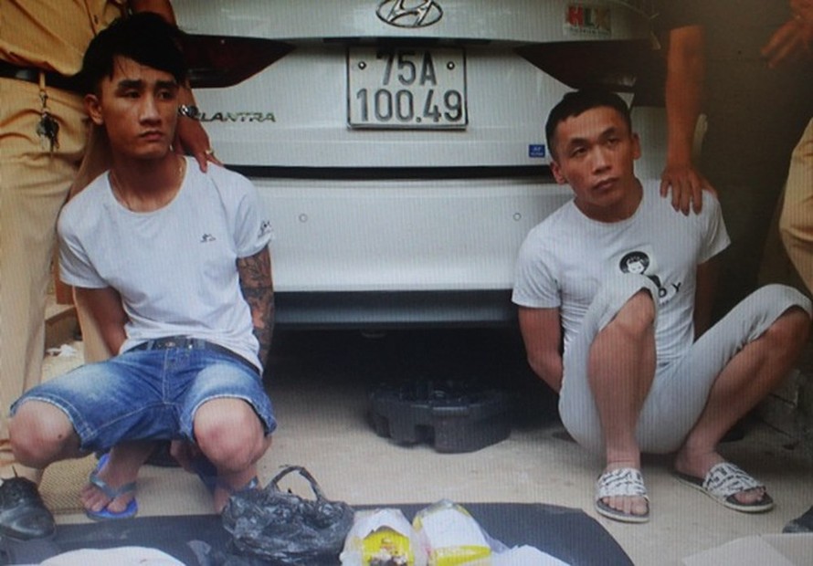  Đào Xuân Hải (phải) và Nguyễn Quang Hợp bị bắt cùng tang vật;