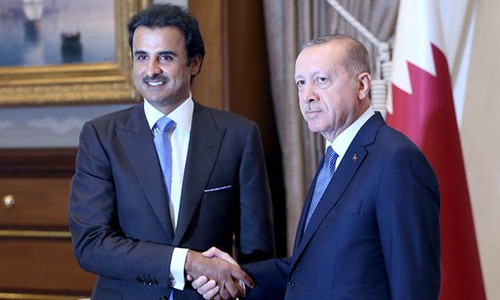 Quốc vương Qatar Tamim bin Hamad Al Thani (trái) đã quyết định rót 15 tỷ USD cứu Thổ Nhĩ Kỳ qua cơn khủng hoảng tài chính.