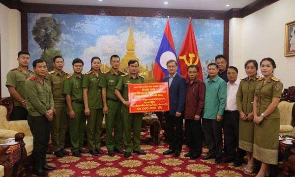 Đại tá, GS.TS Nguyễn Đắc Hoan - Phó Giám đốc Học viện trao số tiền ủng hộ cho Đại sứ quán Lào tại Việt Nam