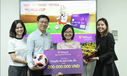 Phó TGĐ TPBank Đinh Văn Chiến đại diện TPBank trao phần thưởng chuyến du lịch châu Âu cho khách hàng