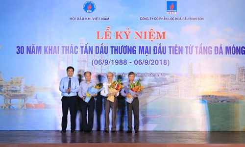 Tổng giám đốc BSR Trần Ngọc Nguyên tặng hoa tri ân nguyên lãnh đạo Tập đoàn