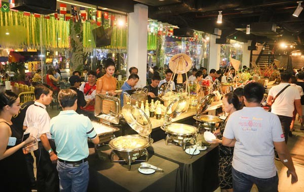 Tiệc Buffet với lựa chọn ẩm thực phong phú sẽ là trải nghiệm thú vị cho khách tham quan cũng như khán giả Chương trình Hoa hậu Việt Nam 2018