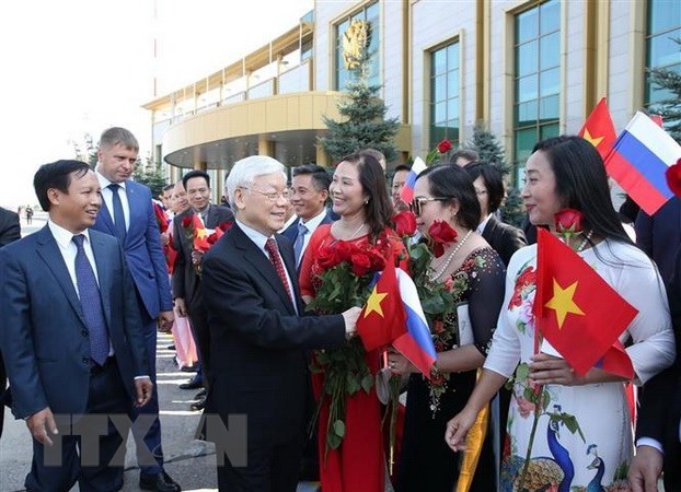 Cán bộ Đại sứ quán và đại diện cộng đồng người Việt Nam tại Liên bang Nga đón Tổng Bí thư Nguyễn Phú Trọng. (Ảnh: Trí Dũng/TTXVN)