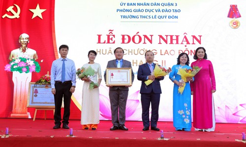 Ông Phạm Đăng Khoa – Hiệu trưởng trường THCS Lê Quý Đôn Quận 3, TP.Hồ Chí Minh cùng đại diện Thầy cô giao của trường nhận Huân chương Lao động hạng Nhì do Chủ tịch nước trao tặng cho trường.