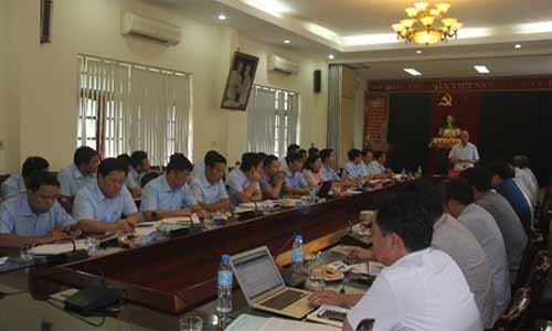 Giám đốc Nguyễn Quế Thanh báo cáo Chủ tịch HĐTV Tập đoàn Lê Minh Chuẩn và Đoàn công tác của Tập đoàn về kết quả SXKD 8 tháng năm 2018