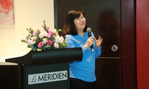 Bà Wai San Siew, Giám đốc đào tạo ICAEW khu vực Đông Nam Á trao đổi với sinh viên tại buổi giới thiệu chương trình ngày 7/9 tại HCM