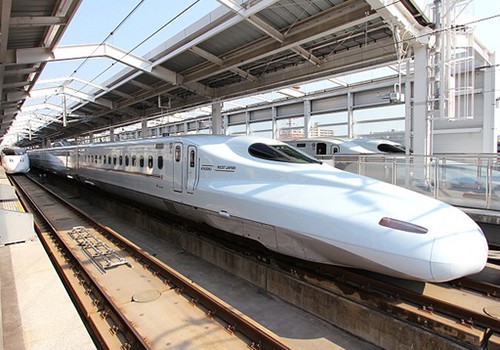 Tàu shinkansen ở Nhật Bản với tốc độ trung bình 300km/h. Ảnh minh họa. 