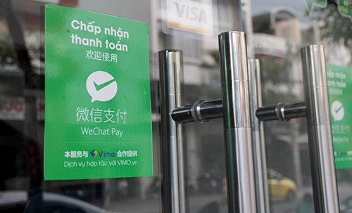 Một cửa hàng tại Nha Trang (Khánh Hoà) treo biển chấp nhận thanh toán qua WeChat Pay. Ảnh: An Phước