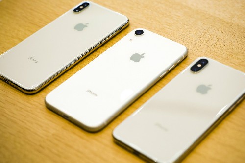 Giá chào hàng của iPhone Xs và Xs Max ở Việt Nam mỗi nơi một kiểu và đều cao gấp rưỡi giá Apple công bố.