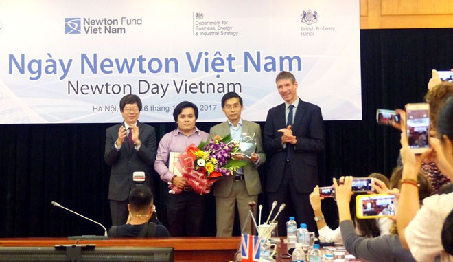 Đại sứ Vương quốc Anh tại Việt Nam,Giles Lever (bìa phải) và Thứ trưởng Bộ Khoa học & Công nghệ Trần Quốc Khánh trao Giải Newton Prize 2017 cho TS. Dương Quang Trung (thứ 2 từ phải sang) và TS. Võ Nguyên Sơn – ĐH Duy Tân (thứ 2 từ trái sang)