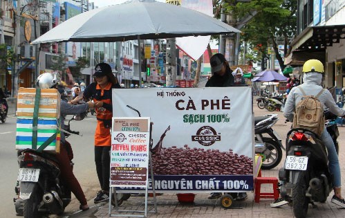 Một chuỗi cà phê xe đẩy "sạch" trên vỉa hè Sài Gòn . Ảnh: Thi Hà.