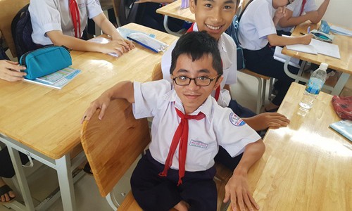 Em Trương Hoàng Thiện, học sinh lớp 9/2 trường THCS Bùi Thị Xuân (TP Nha Trang) nỗ lực đến trường dù bị khiếm khuyết về thể chất