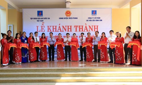Lãnh đạo huyện Triệu Phong, PVN, BSR và nhà trường cắt băng khánh thành trường Tiểu học số 1 Triệu Long