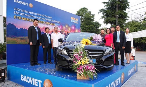 Khách hàng Vũ Thị Hạnh đã trúng giải thưởng xe ô tô Mercedes trong chương trình Mùa hè sôi động của Bảo Việt