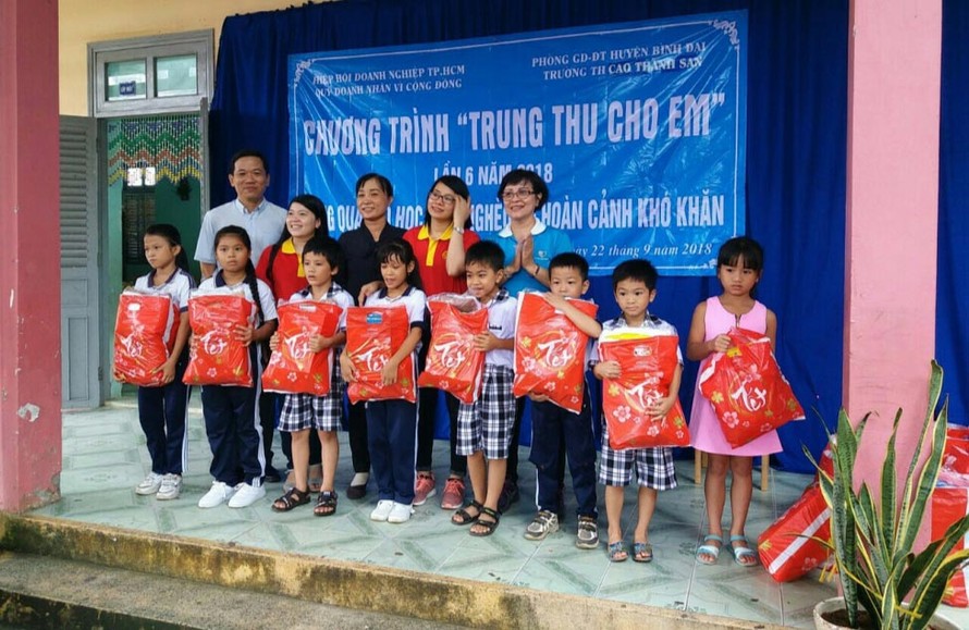 Bibica phối hợp với Quỹ Doanh Nhân và Đoàn bác sĩ tâm Việt thực hiện chương trình “trung thu cho em” tại các tỉnh Đak Nông, Bình Phước