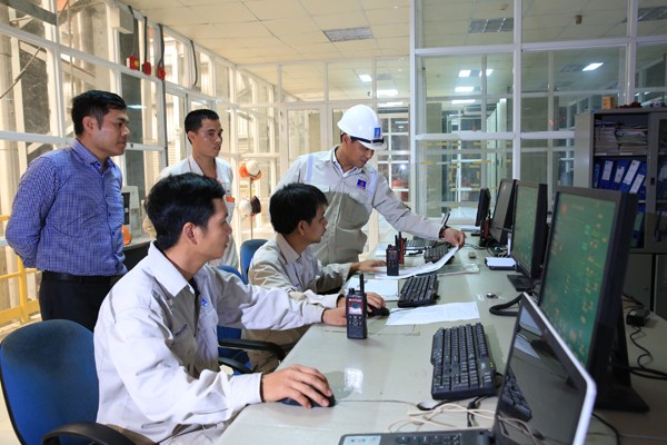 Giám đốc Phạm Văn Vượng (đội mũ) kiểm tra công tác chuẩn bị vận hành phân xưởng điện - hơi
