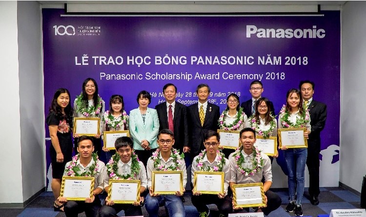 10 sinh viên ưu tú nhận học bổng Panasonic 2018.