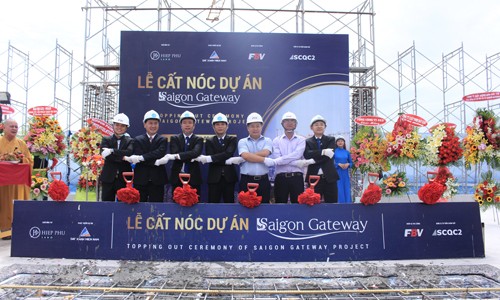 Cái bắt tay đánh dấu cột mốc quan trọng của dự án Saigon Gateway 