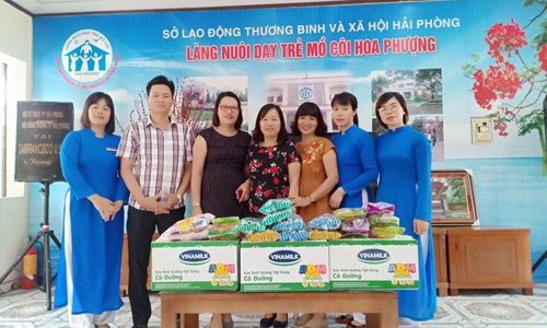 Nhà sách Tiền Phong Hải Phòng tặng quà trung thu cho trẻ em mồ côi.