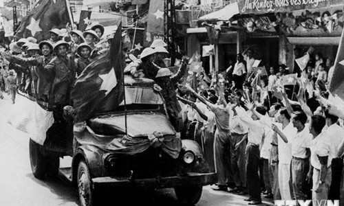 Đại đoàn quân tiên phong từ các cửa ô tiến vào giải phóng Thủ đô. (Ảnh minh họa: Tư liệu TTXVN)