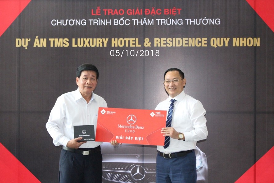 Đại diện của bà Vũ Việt Hoa nhận giải thưởng xe Mercedes E200 trị giá hơn 2 tỷ đồng