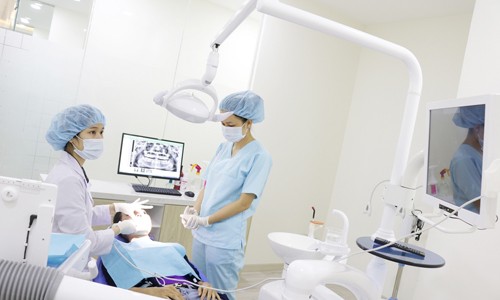 Khách hàng đến khám và chăm sóc thẩm mỹ nha khoa ở Kim Dental