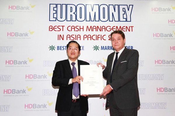 Ông Phạm Quốc Thanh – Phó TGĐ HDBank nhận giải thưởng từ đại diện tổ chức Euromoney