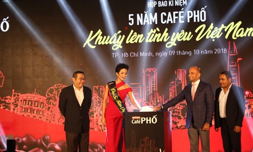 Các đại diện cấp cao của Tập đoàn Food Empire và Đại sứ thiện chí cùng khởi động chương trình Cafe Phố - Khuấy lên tình yêu Việt Nam
