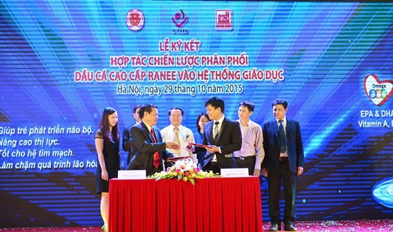 Tập đoàn Sao Mai ký kết với Công ty Cổ phần Thương mại Quốc tế B & B Việt Nam đưa Dầu ăn cao cấp Ranee vào hệ thống giáo dục dưới sự chứng kiến của GS. Tiến sĩ Lê Danh Tuyên