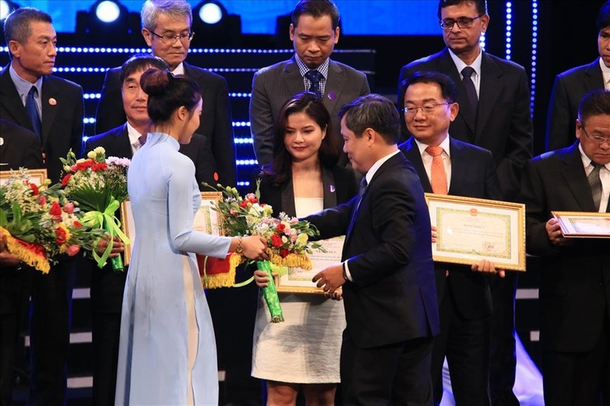 Bộ trưởng Bộ Kế hoạch và Đầu tư trao bằng khen cho đại diện Nestlé Việt Nam.
