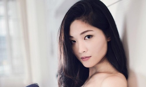 Vẻ ngoài xinh đẹp, cá tính mạnh và nền tảng tri thức giúp cô gái 25 tuổi được công chúng Singapore hâm mộ.
