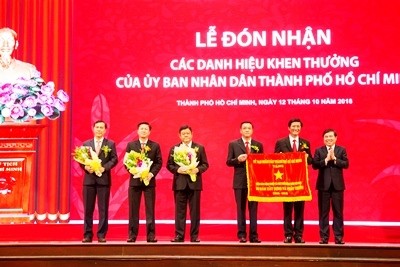 Chủ tịch UBND TPHCM - Nguyễn Thành Phong trao tặng cờ truyền thống cho Agribank 