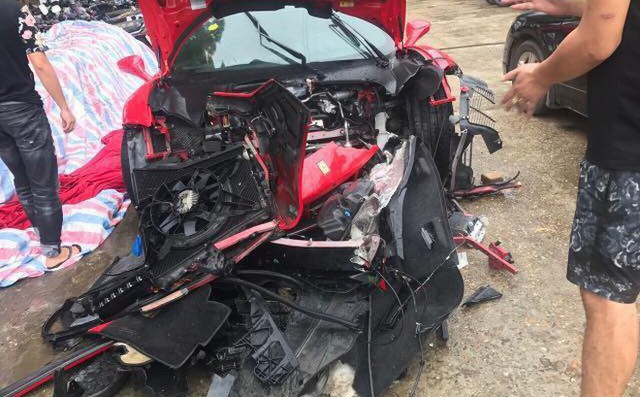 Hình ảnh được cho là xe ô tô của Tuấn Hưng gặp tai nạn kinh hoàng ở Phú Thọ, đầu xe nát bươm.