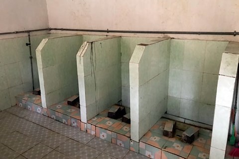 Nhà vệ sinh ở trường tiểu học thuộc huyện Yên Sơn, Tuyên Quang. Ảnh: Dương Tâm.