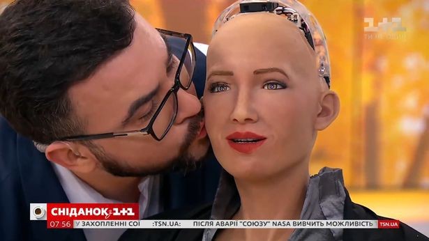 Chúc mừng Sofia có nụ hôn đầu đời nhé (ít nhất ra là đầu tiên trên sóng truyền hình trực tiếp!