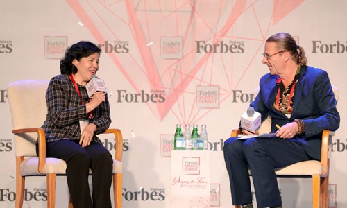 Bà Mai Kiều Liên trò chuyện cùng ông Dominic Scriven, Chủ tịch quỹ đầu tư Dragon Capital trên sân khấu Women Summit 2018 do Forbes Việt Nam tổ chức (Ảnh: Lý Võ Phú Hưng)