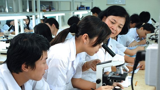 Sinh viên trong tiết học thực hành tại phòng thí nghiệm 