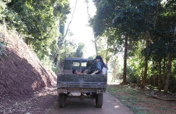 Phương tiện di chuyển lên bản khá hiếm nên Hoa hậu Tiểu Vy phải đi nhờ xe công nông của lực lượng Bộ đội biên phòng địa phương