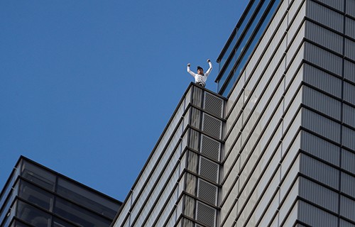 'Người nhện' Pháp bị bắt vì trèo lên tòa nhà 46 tầng ở Anh